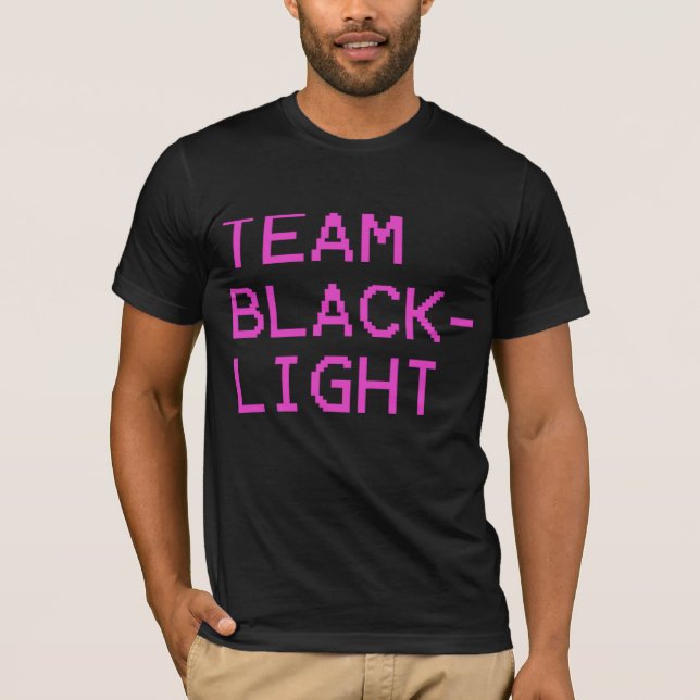 Camiseta Equipe Blacklight (logotipo do rosa quente) (Frente)