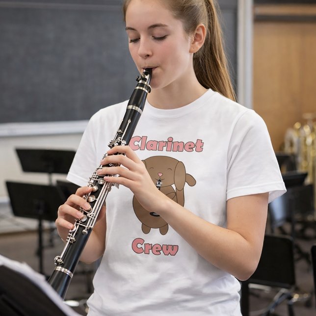 Camiseta Equipe de Clarinete Cachorro Marrom Engraçado (A shirt with a dog playing the clarinet and the words Clarinet Crew in pink)