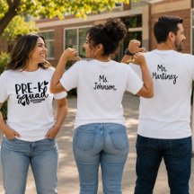 Equipe de Pré-K com o Nome do Professor nas Costas