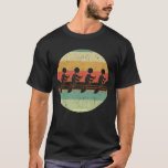 Camiseta Equipe de tripulantes de voo Sunset University 4<br><div class="desc">Um legal presente de remador para um membro da tripulação com um grupo de pessoas a remar num barco. O pôr do sol da linha está presente para um treinador de remadores.</div>
