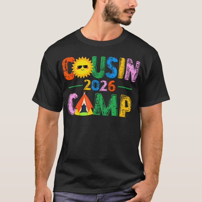 Camiseta Equipe do Acampamento de Primos 2026 Férias de Ver (Frente)