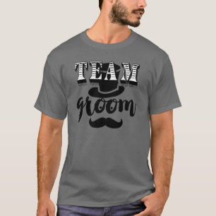 Camiseta Equipe do Noivo Mão Letrada Retro Chapéu e Bigode