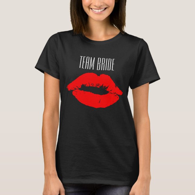 Camiseta Equipe Noiva Bridesmaids Name Red Lábios Kisses (Frente)