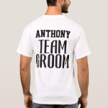 Camiseta Equipe Noiva Citação Preto Simples Padrinho Monogr<br><div class="desc">Seja uma frente unida para os eventos do seu casamento, desde a festa de noivado até a despedida de solteiro e muito mais. Essas camisas mostrarão seu amor e apoio ao Noivo. Este design apresenta uma tipografia personalizada com fonte sanserif em negrito com a citação "Team Groom" (Equipe do Noivo),...</div>
