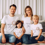 Camiseta Equipe Rapariga Cor-de-rosa Família Revelar Sexo<br><div class="desc">Revele a Surpresa: Eleve seu chá de fraldas com convites e coleção de decorações de Balões Azul e Rosa. Adorados com fontes de escrita caprichosa e delicados feixes de ouro, os convites encantadores, a sinalização e a decoração definiram o palco para uma celebração mágica. Que a alegre antecipação chegue à...</div>