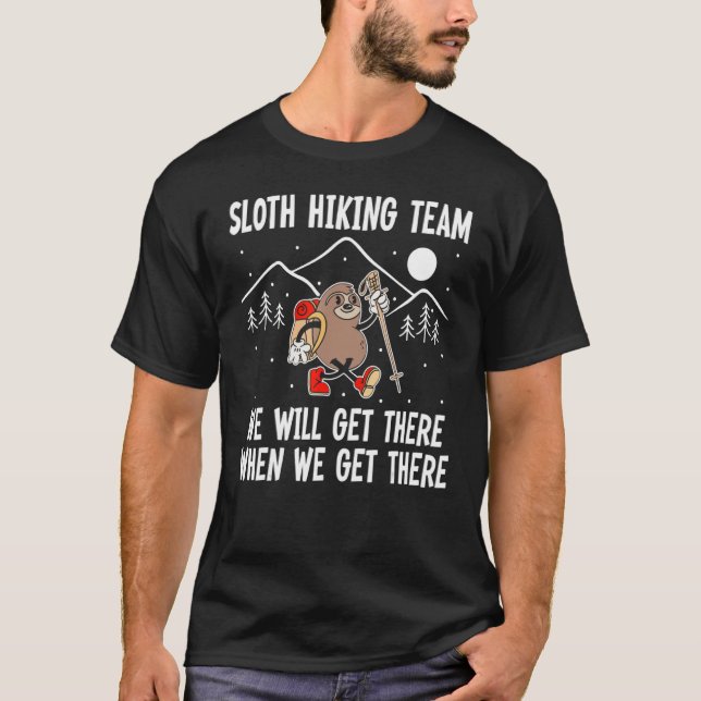 Camiseta Equipe Sloth Hiking chegaremos lá quando chegarmos (Frente)