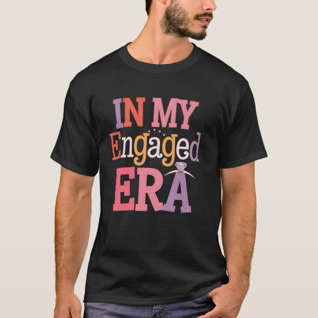 Camiseta Era Engajada Festa de Engajamento de Casamento Div (Frente)