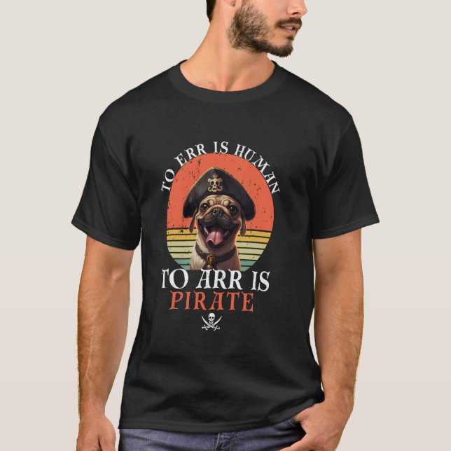 Camiseta Errar é Humano Para Chegar é Pirata Engraçado Pug  (Frente)