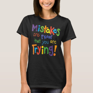 Camiseta Erros São Prova De Que Você Está Tentando Citar