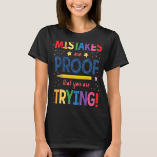 Camiseta Erros são prova de que você está tentando um motiv