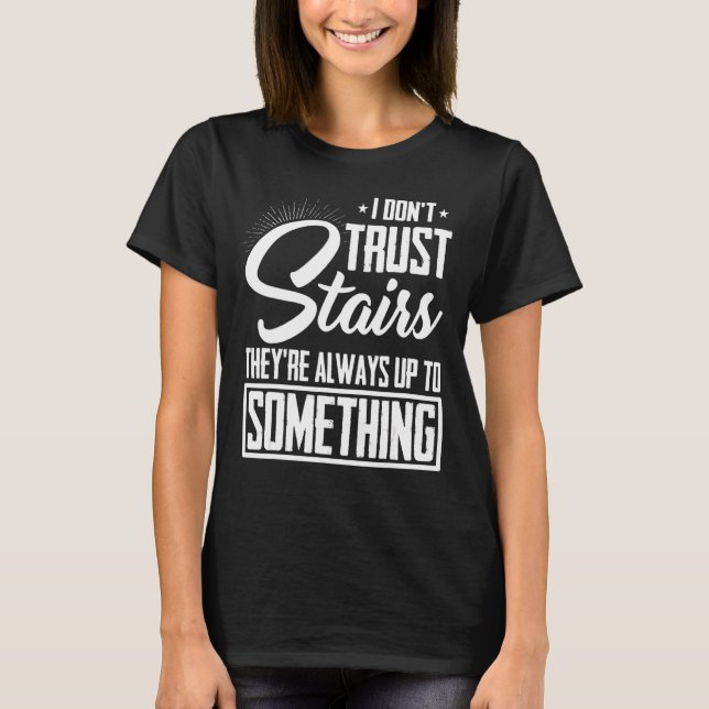Camiseta Escadas de Mens... estão sempre aprontando alguma  (Frente)