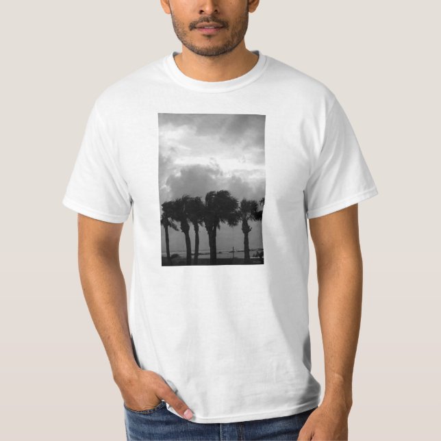 Camiseta Escala de Cinza de Tempestade Tropical (Frente)