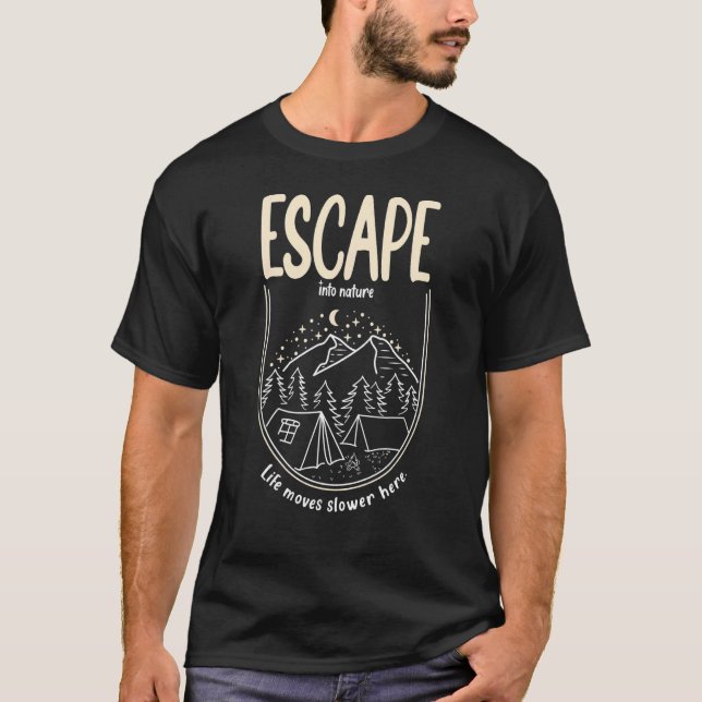 Camiseta Escape Na Natureza Move-Se Mais Lentamente Aqui Ca (Frente)