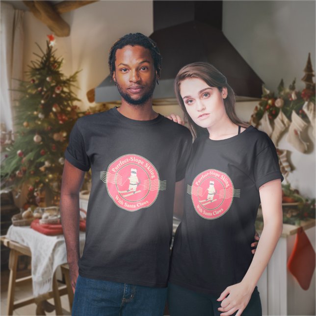 Camiseta Escoamento Puro-Lado com Papais noeis - Alça-T (A couple wears the Purrfect-Slope Skiing with Santa Claws T-Shirt in the kitchen. )