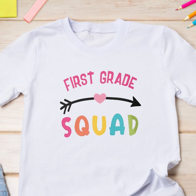 Camiseta Escola de Esquadrão de Primeiro Grau (Start the school year off with some fun with this cute back to school t-shirt.)