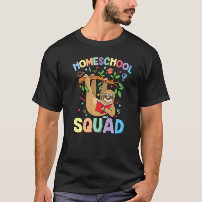 Camiseta Escolhendo Em Casa Sloth Feliz Primeiro Dia De Cas (Frente)