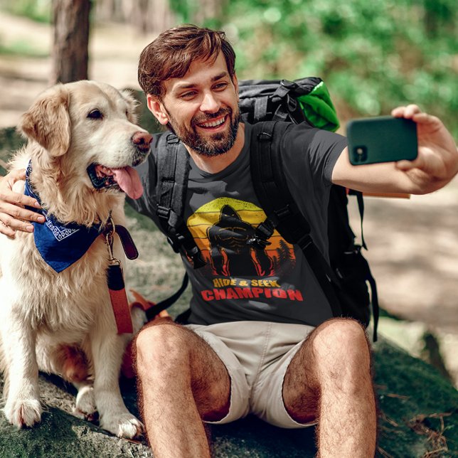 Camiseta Esconde-Se E Procure O Presente Engraçado Do Campe (Criador carregado)