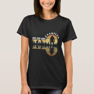 Camiseta Esconder Pé-Grande e Buscar Campeão com Gráfico Re