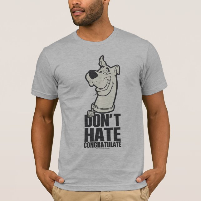 Camiseta Escooby-Doo "Não Odeie, Parabéns" Gráfico (Frente)