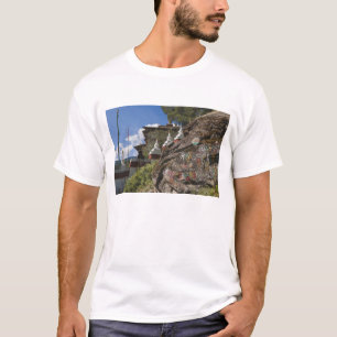 Camiseta escrita butanesa em rochas e chortens nepaleses