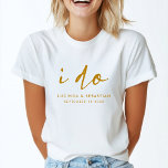 Camiseta Escrita de Casamento Elegante, Dourada e Branca<br><div class="desc">Um design de na moda de casamento com a tipografia escrita à mão "Eu faço",  emparelhada com o título da tipografia moderna e noiva e nomes de noivos em ouro sobre um simples fundo branco. O design perfeito para o seu dia especial!</div>