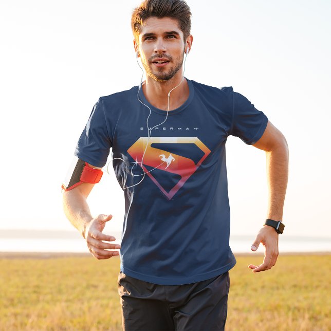 Camiseta Escudo do Superman Soar no Pôr do Sol (Person wearing t-shirt)