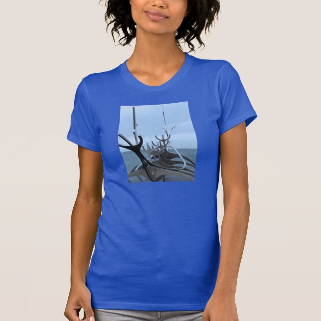 Camiseta Escultura do navio de Viking do islandês (Frente)