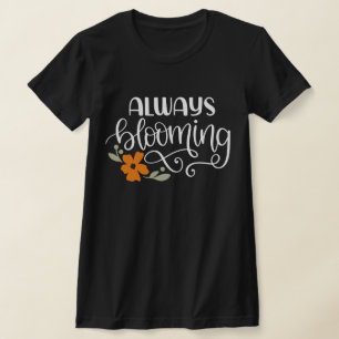 Camiseta escura de tipografia sempre florida