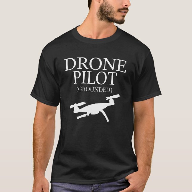Camiseta escura do piloto de drones em terra (Frente)