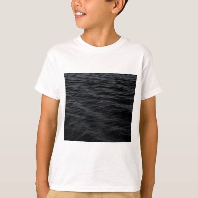 Camiseta Escuridão (água negra à noite) (Frente)