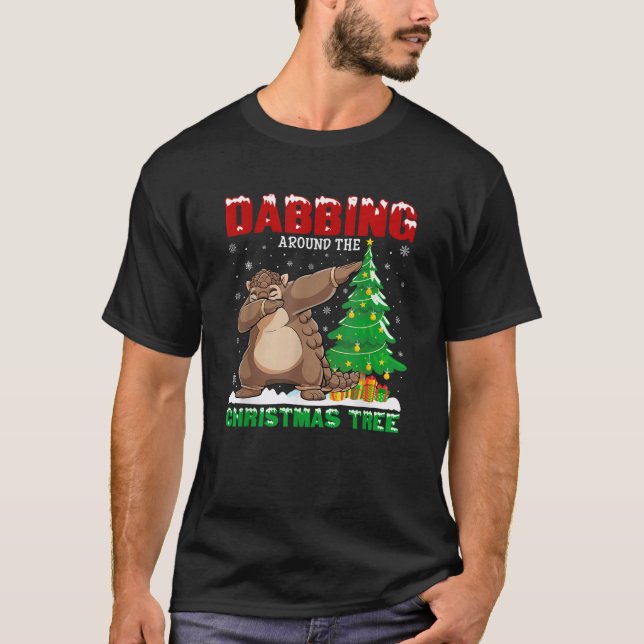 Camiseta Esfregando em torno da árvore de Natal - Custo de  (Frente)