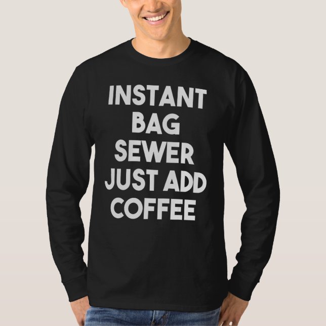Camiseta Esgoto Instantâneo Bag Apenas adicione café (Frente)