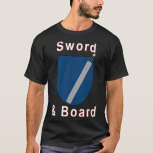 Camiseta Espada e Conselho. O clássico combo de caça.