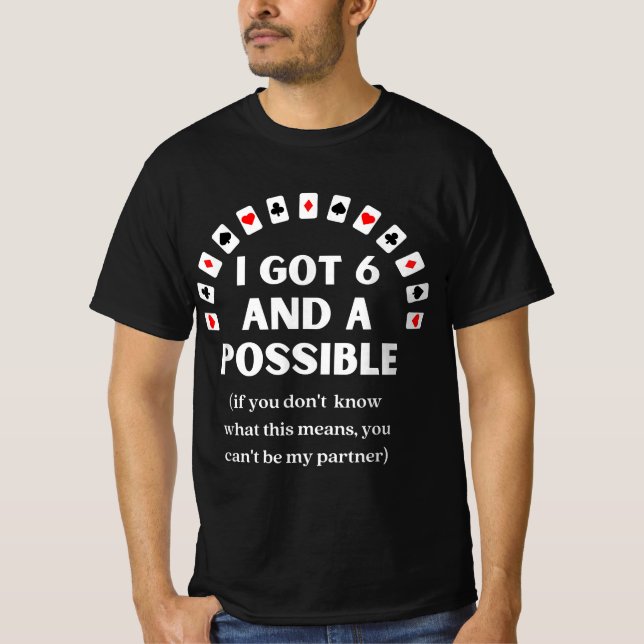 Camiseta Espadas Engraçadas Tenho Seis E Um Possível Cartão (Frente)