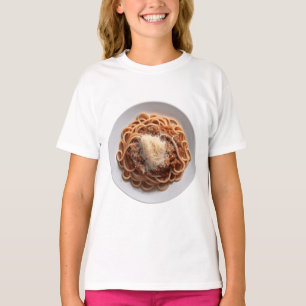 Camiseta Espaghetti Bolognese com queijo triturado no topo