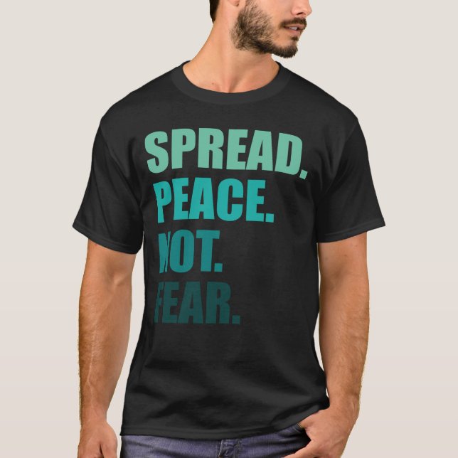 Camiseta Espalhar a paz não teme os homens de texto verde (Frente)