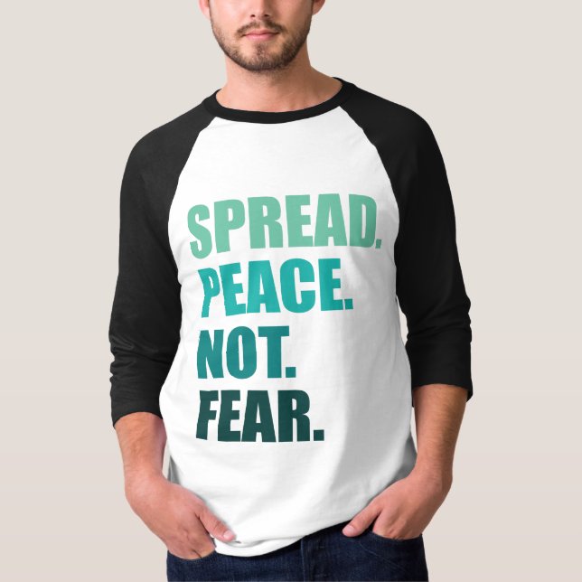 Camiseta Espalhar a paz não teme os homens de texto verde (Frente)