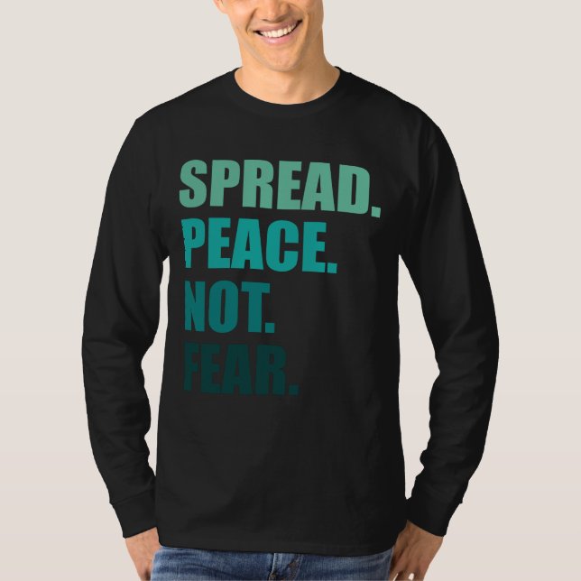Camiseta Espalhar a paz não teme os homens de texto verde (Frente)
