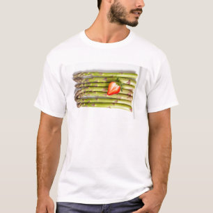 Camiseta Espargos verdes com vista superior aos morangos