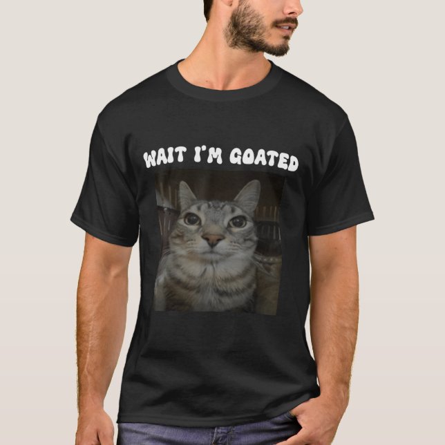 Camiseta Espera, eu sou o Goated Cat Engraçado, espera que  (Frente)