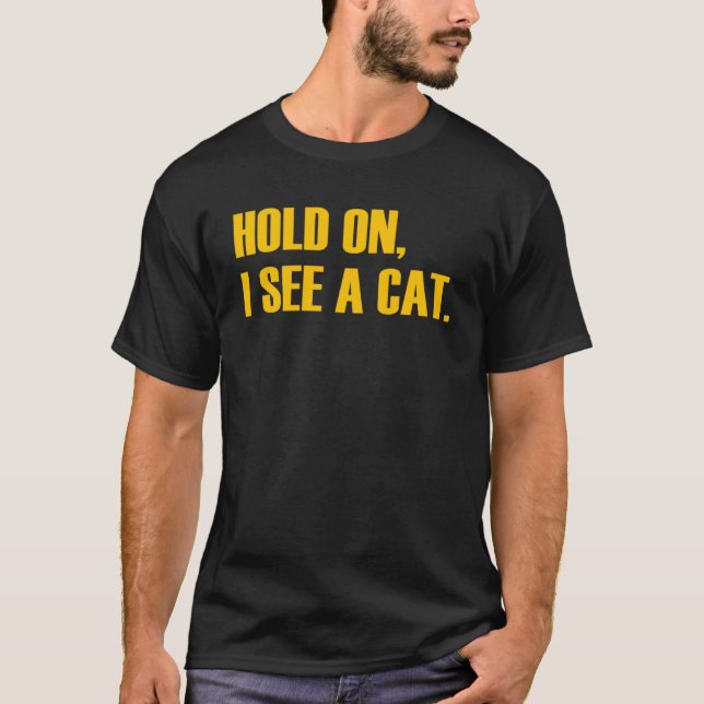 Camiseta Espera, Vejo Um Gato De Gato (Frente)