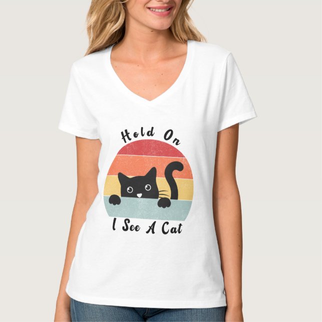 Camiseta Espera, Vejo Um Gato Engraçado. (Frente)