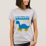 Camiseta Esperamos um dinossauro: Brontosaurus<br><div class="desc">Esta camisa-mãe apresenta um brontossauro azul giro vestindo botas de chuva e diz "Esperamos um dinossauro"! Ele foi projetado do desenho ao computador pelo artista Brandi Miller. Mostre a todos seu amor pelos dinossauros e suas esperanças de reproduzir um!</div>