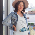 Camiseta Esperando Um Menino De Abóbora<br><div class="desc">Design de t-shirt elegante e rústica com ilustração aquosa de abóboras e flores azuis. O texto diz "esperando um pouco de abóbora."</div>
