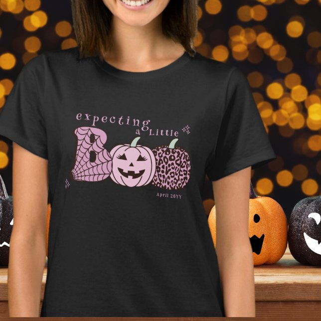 Camiseta Esperando um pequeno anúncio do bebê do Boo Hallow (Criador carregado)