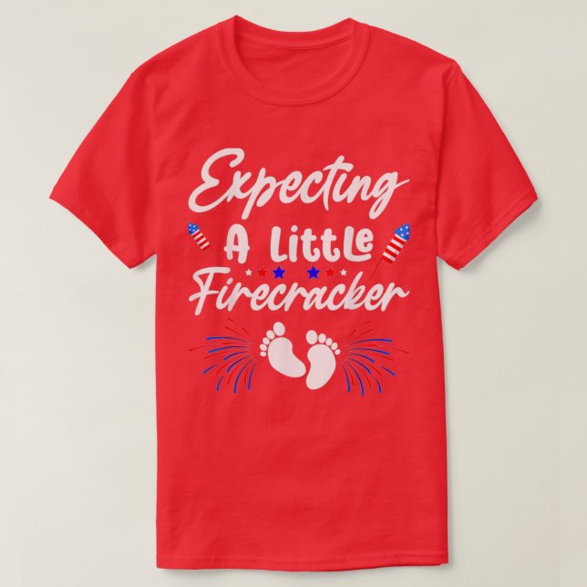 Camiseta Esperando Um Pequeno Firecracker 4 De Julho Engraç (Frente do Design)