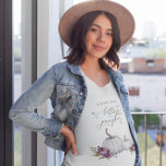 Camiseta Esperando Um Pouco De Abóbora<br><div class="desc">Design de t-shirt elegante e rústica com ilustração aquosa de abóboras brancas e flores roxas. O texto diz "esperando um pouco de abóbora."</div>