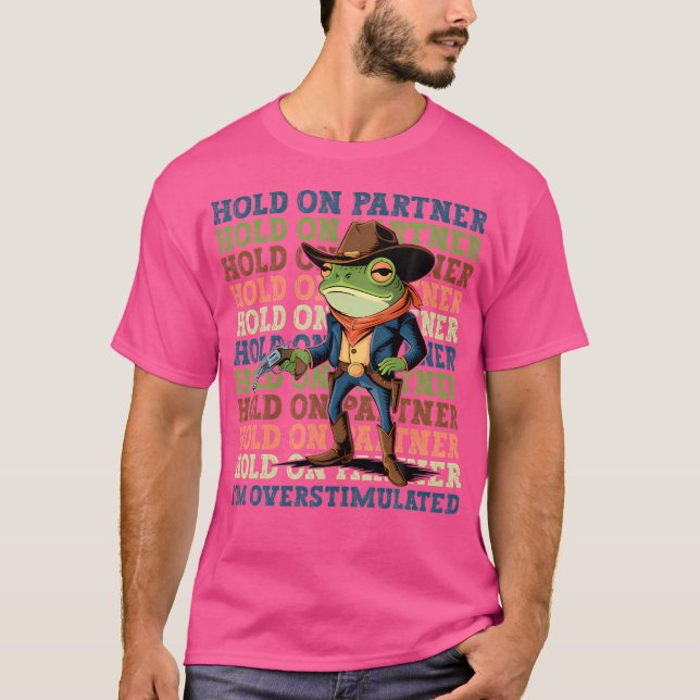 Camiseta Espere Um Parceiro. Sou Sapo De Cowboy Overstimula (Frente)