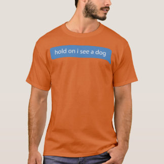 Camiseta Espere, Vejo Um Cachorro Adorando Amigos
