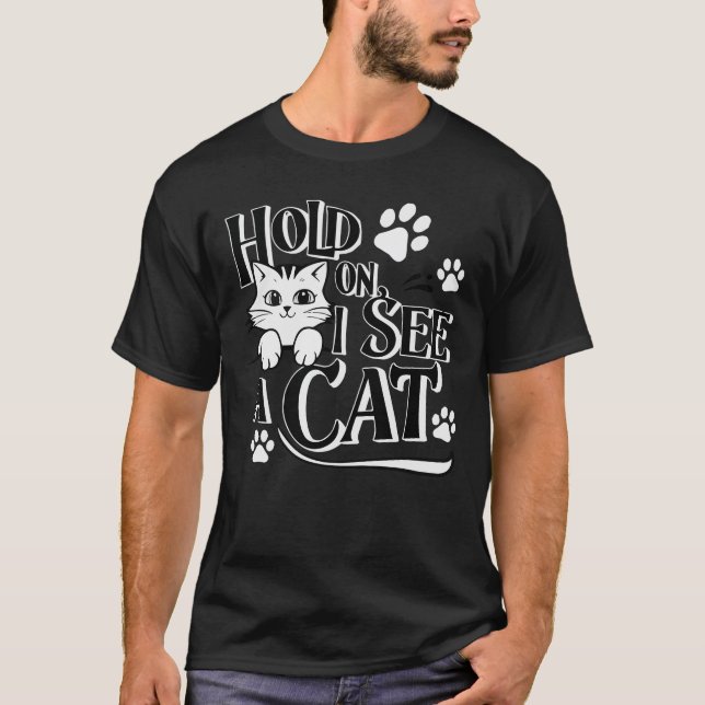 Camiseta Espere, Vejo Um Gato Engraçado Que Ativa Sarcastic (Frente)